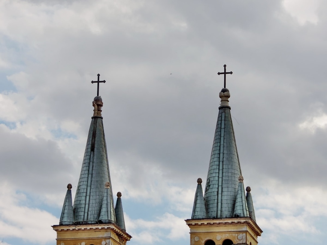 Ein großer Kran hebt ein Steinelement bei der Rekonstruktion der Dresdner Frauenkirche.